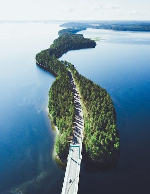 Suomen kauniit järvimaisemat odottavat matkailuautolla kulkijaa