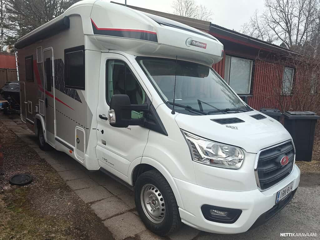 Luxus asuntoauto valmiina palvelemaan!